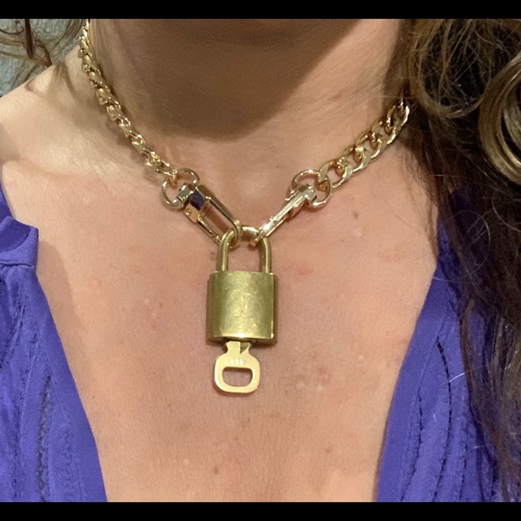 🔒TRENDY🔒 LOUIS VUITTON Lock Necklace - Picture 2 of 5